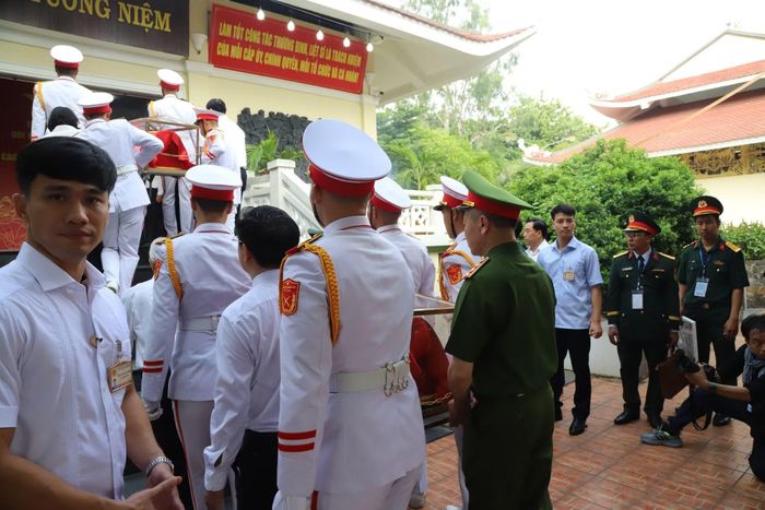 Các vị lãnh đạo thực hiện nghi thức di quan hài cốt liệt sĩ.