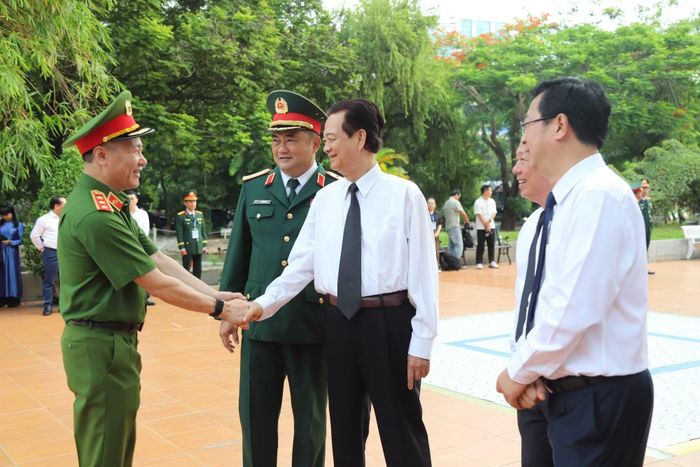Nguyên Thủ tướng Chính phủ Nguyễn Tấn Dũng cùng Thứ trưởng Nguyễn Ngọc Lâm và các đại biểu đến dự buổi lễ.