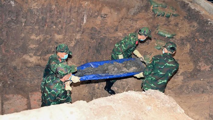 Chiến dịch "500 ngày đêm" đầy nỗ lực với sự hỗ trợ của các nhân chứng lịch sử và công nghệ khoa học hiện đại bước đầu đã mang lại kết quả vô cùng xúc động: Lực lượng chức năng đã phát hiện một rãnh chôn tập thể dài khoảng 25m, quy tập được 7 bộ hài cốt cùng nhiều kỷ vật quý giá, trong đó có di vật kèm thông tin mang tên liệt sĩ Huỳnh Văn Quên (ảnh dưới).