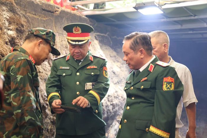 Thiếu tướng Trần Chí Tâm, Phó Chính ủy Quân khu 7 cùng chuyên gia Nguyễn Xuân Thắng tại hiện trường hố đào tìm hài cốt liệt sĩ trong Công viên Lê Thị Riêng.