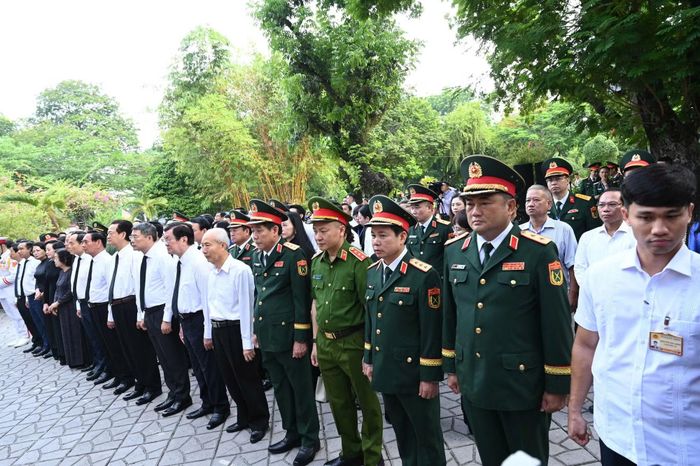 Thủ tướng Lê Minh Hưng cùng các đại biểu đã thực hiện nghi lễ dâng hoa, dâng hương tại Tượng đài Cố Tổng Bí thư Trần Phú.