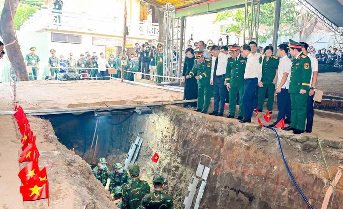 Các vị lãnh đạo và đại biểu tại buổi lễ tìm kiếm hài cốt liệt sĩ tại Công viên Lê Thị Riêng.