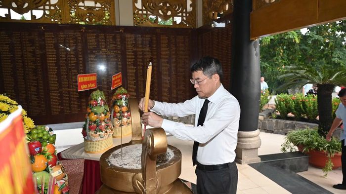 Thủ tướng Lê Minh Hưng cùng các đại biểu đã thực hiện nghi lễ dâng hoa, dâng hương tại Tượng đài Cố Tổng Bí thư Trần Phú và Bia tưởng niệm các Anh hùng liệt sĩ.