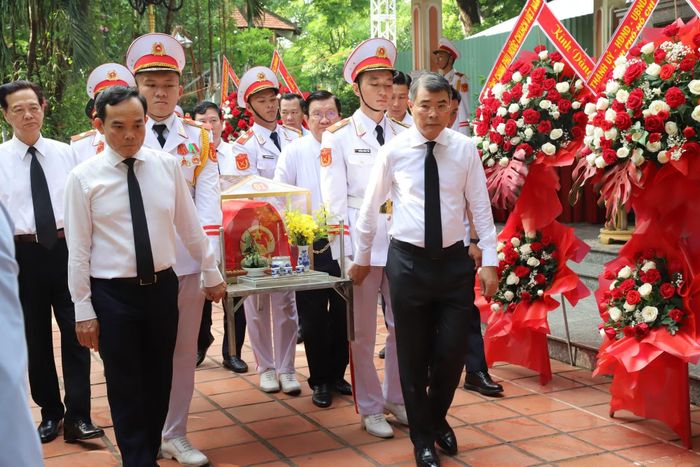 Thủ tướng Lê Minh Hưng cùng các vị lãnh đạo thực hiện nghi thức di quan hài cốt liệt sĩ.