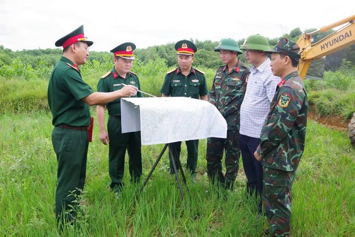 Đoàn công tác Bộ Chỉ huy Quân sự tỉnh Quảng Trị kiểm tra, khảo sát thông tin mộ liệt sĩ tại khu vực Câu Nhi, thôn Nam Chánh, xã Nam Hải Lăng, tỉnh Quảng Trị.