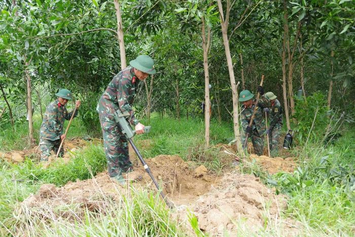 Đội quy tập 584, Phòng Chính trị, Bộ Chỉ huy Quân sự tỉnh Quảng Trị đang tiến hành tìm kiếm, quy tập các hài cốt liệt sĩ tại khu vực Câu Nhi, thôn Nam Chánh, xã Nam Hải Lăng, tỉnh Quảng Trị.