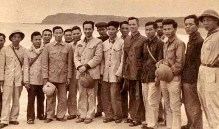  Thứ trưởng Viễn Chi trong chuyến thăm trại trẻ mồ côi ở Phnom Penh, Campuchia (tháng 3/1981). Ảnh tư liệu: Hoài Thanh. 