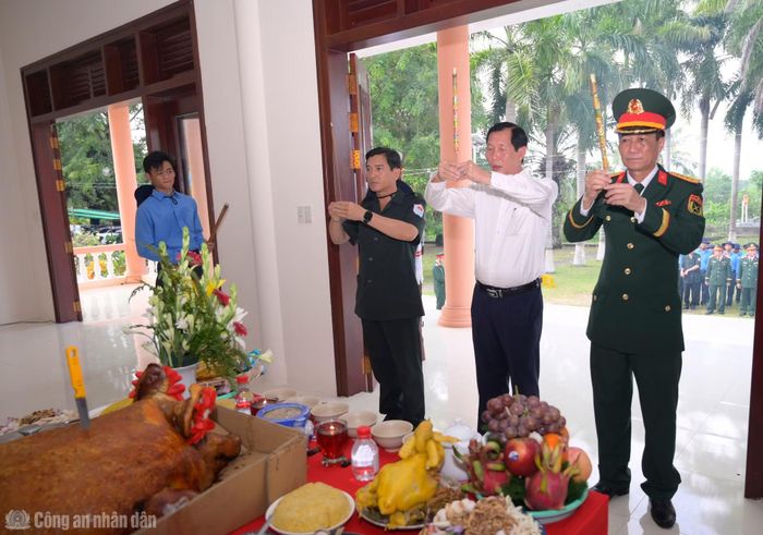 Đồng chí Lê Văn Phước, Phó Chủ tịch UBND tỉnh, Trưởng Ban Chỉ đạo 515 tỉnh An Giang chủ trì lễ dâng hoa, dâng hương tưởng niệm các Anh hùng liệt sĩ.