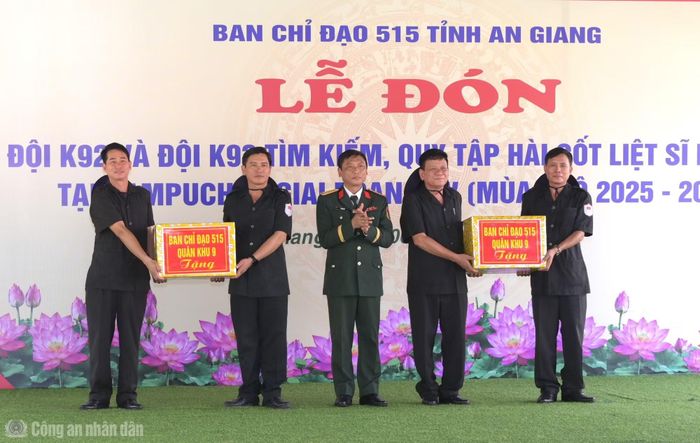 Ban Chỉ đạo 515 Quân khu 9 trao quà cho đội K92 và Đội K93.