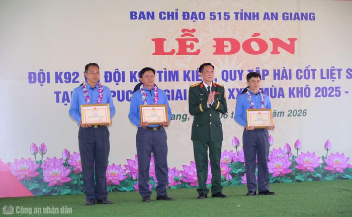 Đại tá Cao Minh Tâm, Phó Chính ủy Bộ CHQS tỉnh An Giang trao Giấy khen của Bộ CHQS tỉnh tặng tập thể, cá nhân có thành tích xuất sắc.