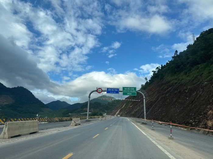 Tuyến cao tốc La Sơn - Hòa Liên cơ bản hoàn thiện sau gần một năm mở rộng lên 4 làn xe.