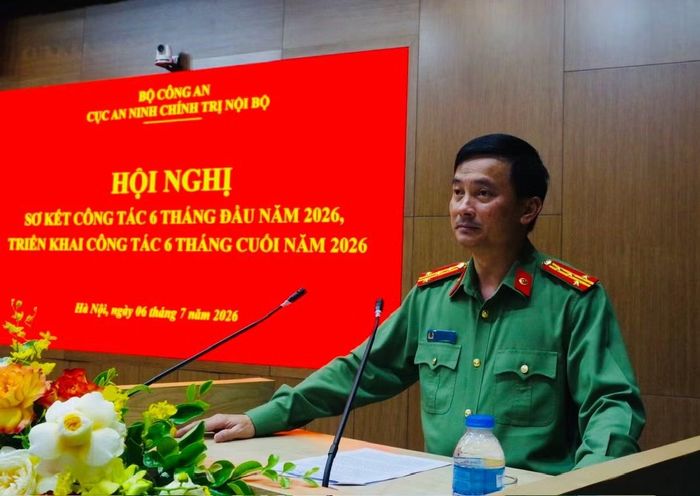 Đại tá Trịnh Khắc Cường, Phó Cục trưởng Cục An ninh chính trị nội bộ báo cáo sơ kết phong trào thi đua “Vì an ninh Tổ quốc” 6 tháng đầu năm 2026.