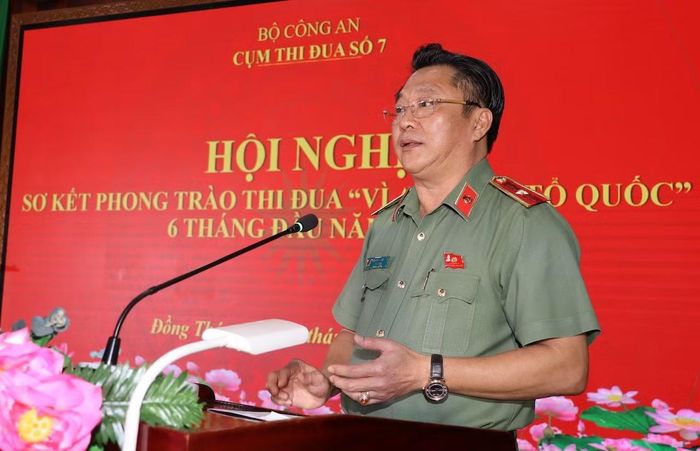 Thiếu tướng Lâm Phước Nguyên, Giám đốc Công an tỉnh Đồng Tháp, Cụm phó Cụm Thi đua số 7 phát biểu tại hội nghị.