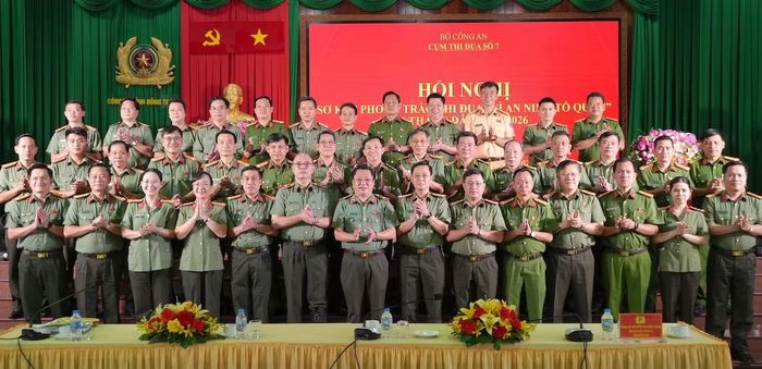 Các đồng chí lãnh đạo cùng đại biểu chụp ảnh lưu niệm tại hội nghị.