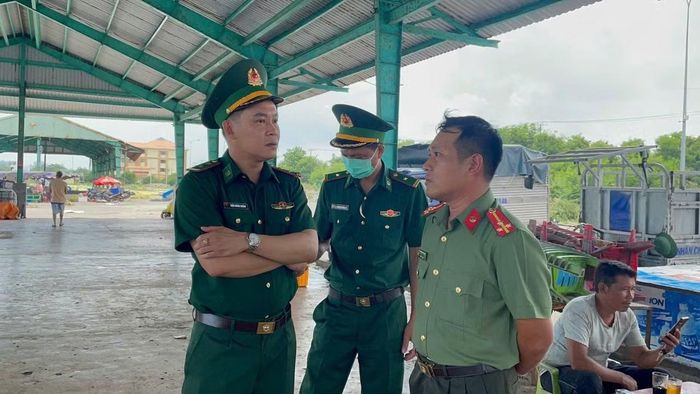 Công an và bộ đội biên phòng có mặt tại cảng Phú Hải theo dõi hành trình và chờ đợi tàu đưa các thuyền viên gặp nạn vào bờ.