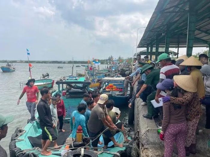 Thuyền viên trên tàu cá bị chìm được đưa vào bờ.