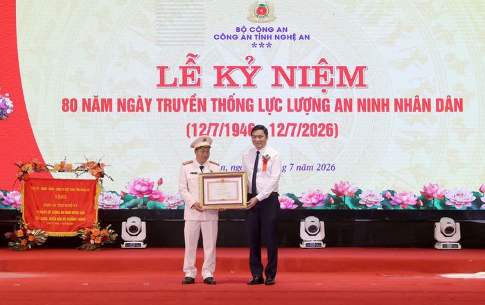 Thừa ủy quyền Thủ tướng Chính phủ, Phó Bí thư Thường trực Tỉnh ủy Nghệ An Hoàng Nghĩa Hiếu trao Bằng khen cho Đại tá Trần Phúc Tú, Trưởng phòng An ninh kinh tế.