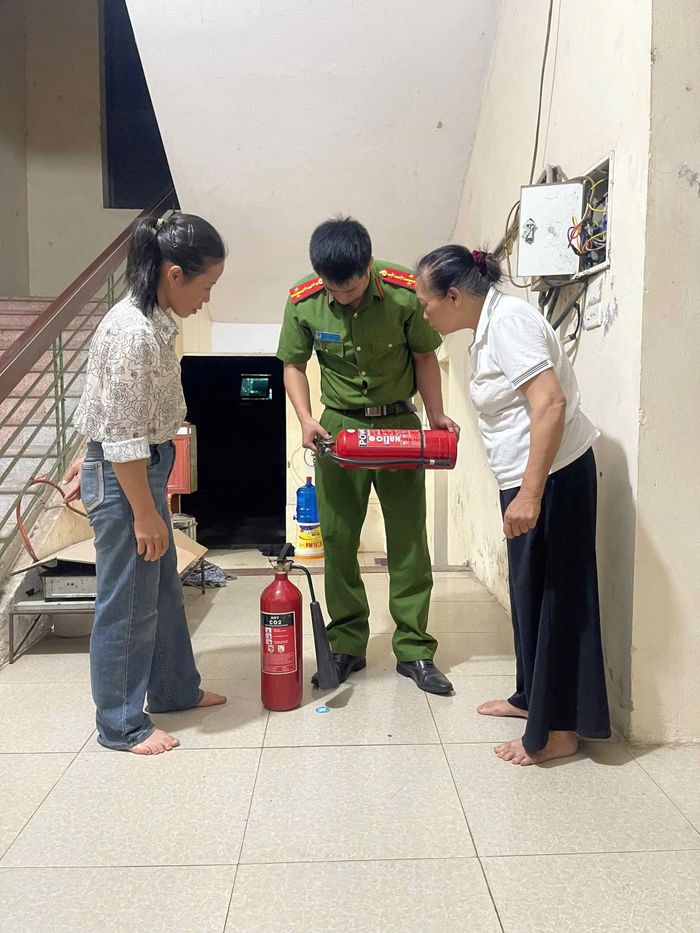 Cảnh sát PCCC và cứu nạn, cứu hộ Công an tỉnh Bắc Ninh hướng dẫn người dân tạm cư phòng cháy chữa cháy.