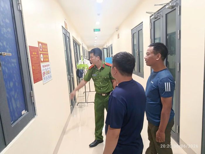 Cảnh sát PCCC và CNCH Công an tỉnh Bắc Ninh hướng dẫn người dân tạm cư phòng cháy chữa cháy.