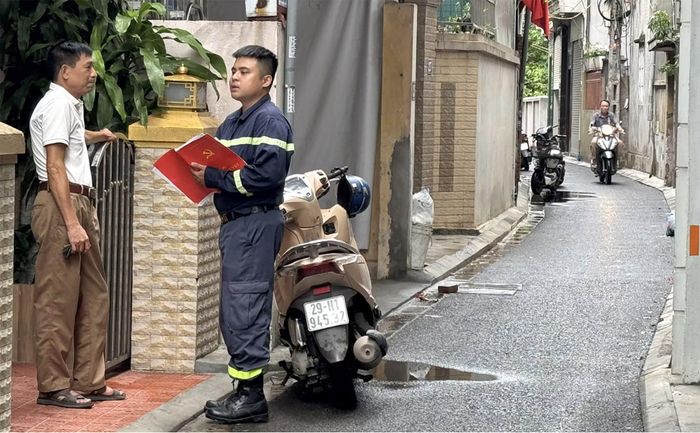 Cán bộ Đội CC&amp;CNCH Khu vực 1 ghi nhận các thông tin về chiều rộng, chiều dài tuyến ngõ.