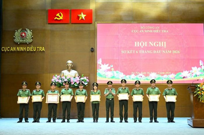 Thừa ủy quyền, Đại tá Phan Thành Bá, Phó Cục trưởng Cục An ninh điều tra trao danh hiệu "Chiến sĩ thi đua Toàn lực lượng CAND, Bằng khen của Bộ trưởng Bộ Công an và Bằng khen của UBND tỉnh Lạng Sơn tặng các cá nhân.