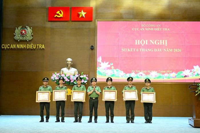 Thừa ủy quyền, Trung tướng Hoàng Văn Hà, Cục trưởng Cục An ninh điều tra trao Bằng khen của Thủ tướng Chính phủ tặng các cá nhân.
