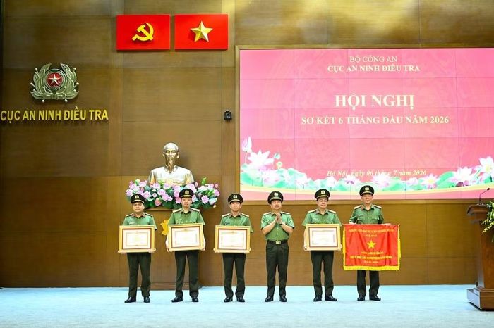 Thừa ủy quyền, Trung tướng Hoàng Văn Hà, Cục trưởng Cục An ninh điều tra trao "Cờ thi đua của Chính phủ" và Bằng khen của Thủ tướng Chính phủ tặng các tập thể và cá nhân.