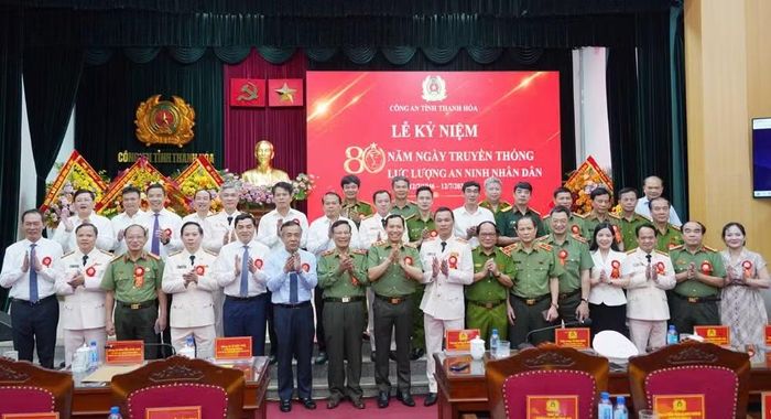 Thứ trưởng Lê Văn Tuyến chụp ảnh lưu niệm với các đại biểu tham dự buổi lễ.