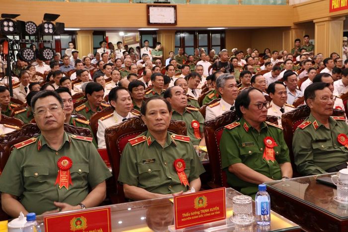 Các đồng chí lãnh đạo và cựu lãnh đạo Công an tỉnh Thanh Hóa tham dự buổi lễ.