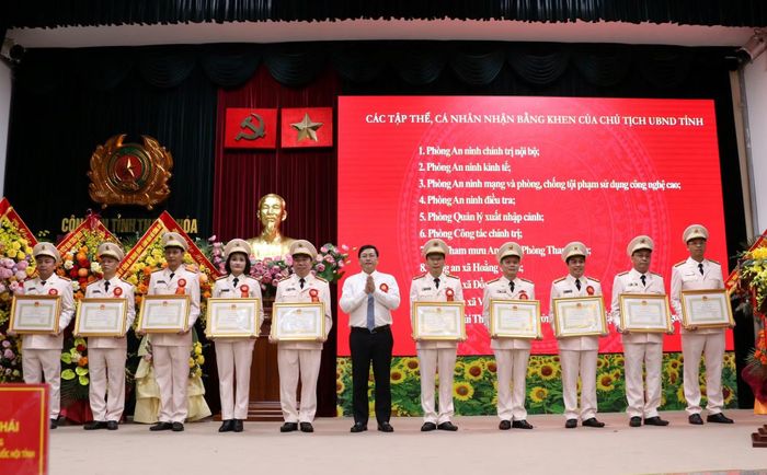 Đồng chí Mai Xuân Liêm, Phó Chủ tịch Thường trực UBND tỉnh trao Bằng khen của Chủ tịch UBND tỉnh tặng 11 tập thể, cá nhân.