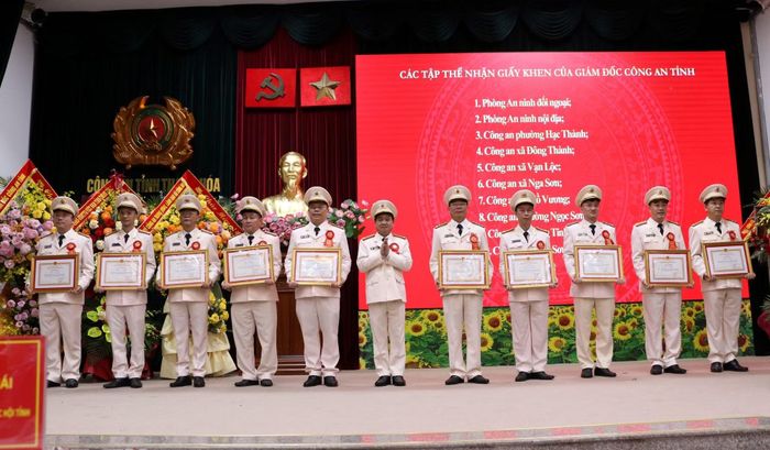 Đại tá Lê Ngọc Anh, Phó Giám đốc Công an tỉnh trao Giấy khen của Giám đốc Công an tỉnh tặng các tập thể, cá nhân.