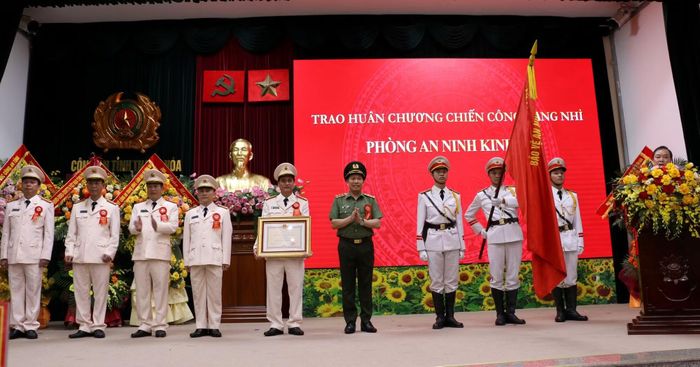 Thừa ủy quyền của Chủ tịch nước, Thứ trưởng Lê Văn Tuyến trao Huân chương Chiến công hạng Nhì tặng Phòng An ninh kinh tế, Công an tỉnh Thanh Hóa.