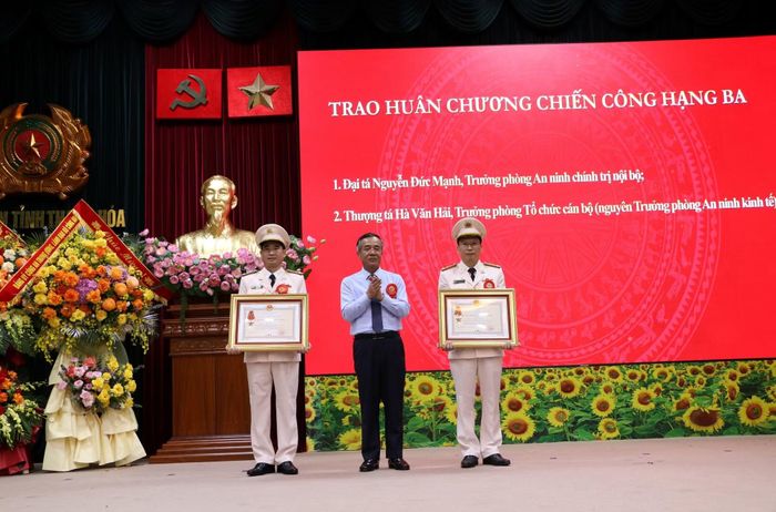 Đồng chí Lê Đức Thái, Bí thư Tỉnh ủy trao Huân chương Chiến công hạng Ba của Chủ tịch nước tặng hai cá nhân; Đồng chí Nguyễn Hoài Anh, Chủ tịch UBND tỉnh đã trao Bằng khen của Thủ tướng Chính phủ tặng 6 cá nhân.