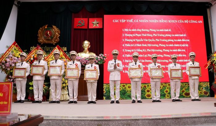 Thừa ủy quyền, Thiếu tướng Tô Anh Dũng, Giám đốc Công an tỉnh Thanh Hóa trao Bằng khen của Bộ trưởng Bộ Công an tặng 1 tập thể và 8 cá nhân.