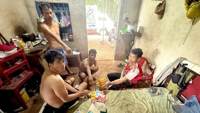 Công an xã Tân Hưng bắt quả tang vụ tổ chức sử dụng trái phép chất ma túy tại một căn nhà thuộc ấp Sóc Quả.