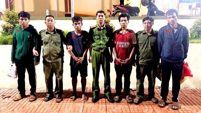 Công an xã Tân Quan bắt giữ các đối tượng liên quan đến ma túy.