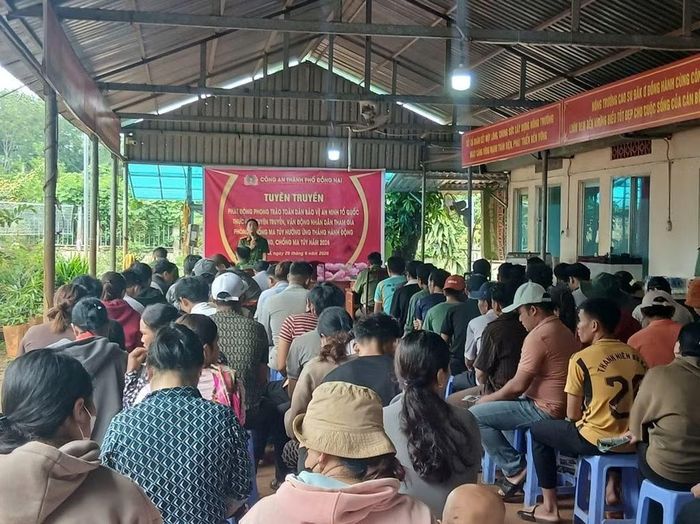 Cán bộ Phòng Cảnh sát điều tra tội phạm về ma túy tuyên truyền pháp luật cho người dân tại xã Đăk Ơ.