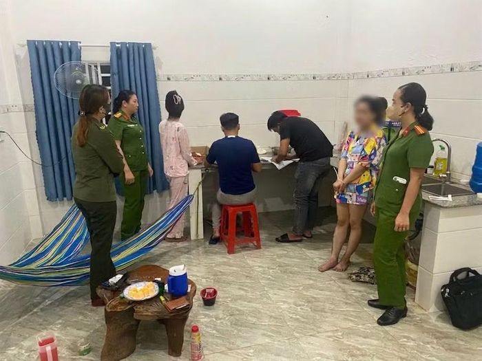 Công an phường Bình Long bắt giữ 5 đối tượng tổ chức sử dụng trái phép chất ma túy tại căn nhà thuộc khu phố Bình Tây.