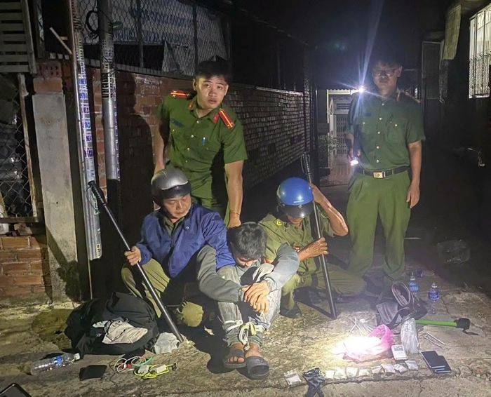 Công an phường Bình Long bắt quả tang thanh niên chạy xe máy mang theo ma túy.