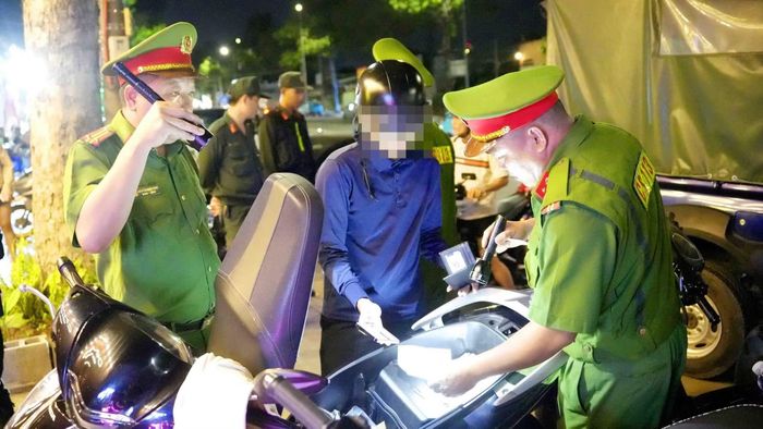 Tổ công tác kiểm tra cốp xe mô tô tại quán CHAOS.