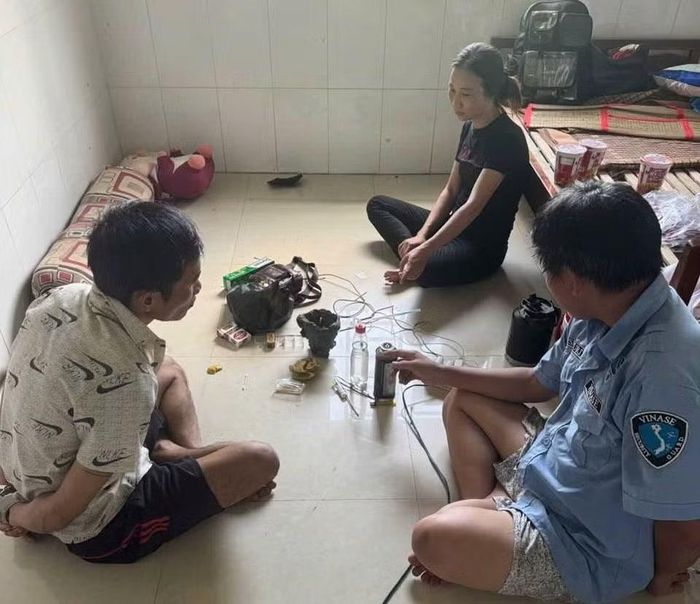 Công an xã Long Phước bắt quả tang các đối tượng sử dụng trái phép chất ma túy.