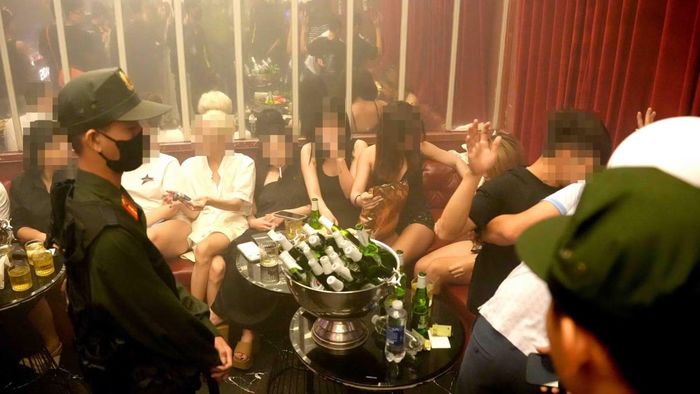Tổ công tác đã tiến hành test ma túy tất cả số khách và nhân viên trong quán, phát hiện có 2 trường hợp dương tính với chất ma túy.
