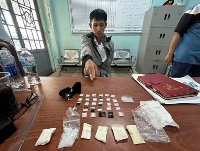 Đối tượng trong đường dây ma túy bị bắt cùng tang vật.
