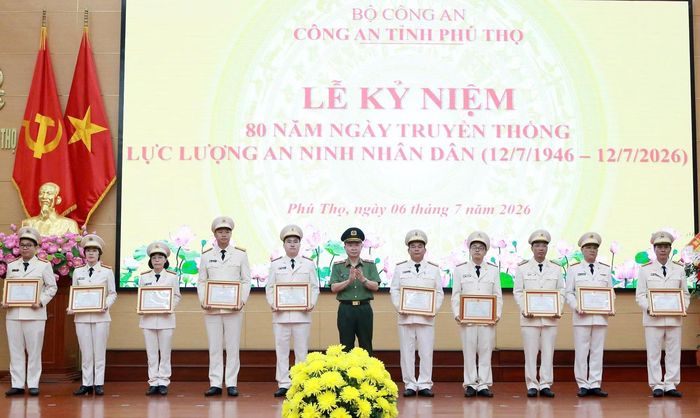 Thiếu tướng Nguyễn Minh Tuấn, Giám đốc Công an tỉnh Phú Thọ trao Giấy khen tặng các cá nhân có thành tích xuất sắc.