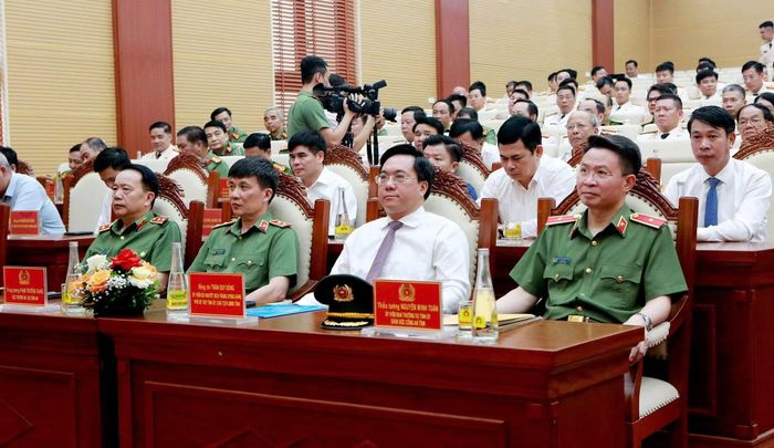 Các đại biểu tham dự buổi lễ.