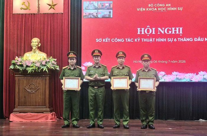 Thay mặt lãnh đạo Viện Khoa học hình sự, Đại tá Đặng Văn Đoàn trao Giấy khen tặng các tập thể có thành tích xuất sắc trong 6 tháng đầu năm 2026.