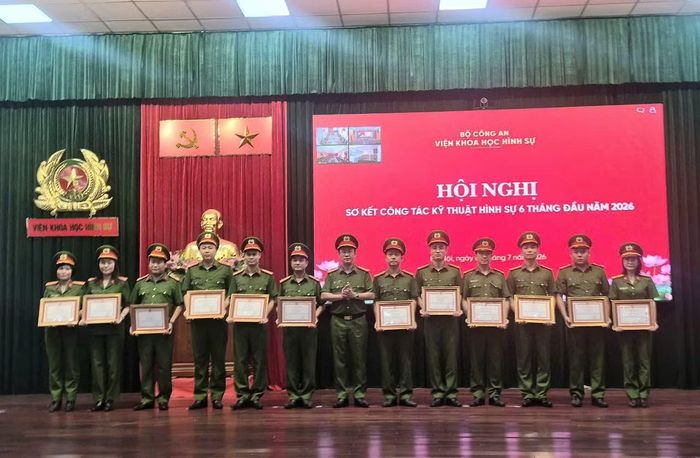 Đại tá Đặng Văn Đoàn trao Giấy khen tặng các cá nhân có thành tích xuất sắc trong 6 tháng đầu năm 2026.