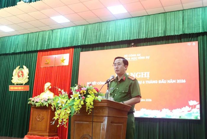 Đại tá Đặng Văn Đoàn, Phó Viện trưởng Viện Khoa học hình sự quán triệt chỉ đạo của Bộ trưởng tại hội nghị sơ kết công tác 6 tháng của Bộ Công an tới toàn thể CBCS tại hội nghị.