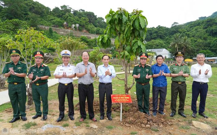 Bộ trưởng Bộ Ngoại giao Lê Hoài Trung cùng đoàn công tác trồng cây lưu niệm trên đảo Hòn Khoai.