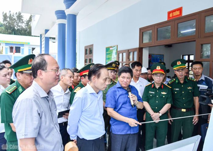Đồng chí Lê Hoài Trung, Ủy viên Bộ Chính trị, Bộ trưởng Bộ Ngoại giao nghe các đơn vị báo cáo tiến độ thực hiện dự án.